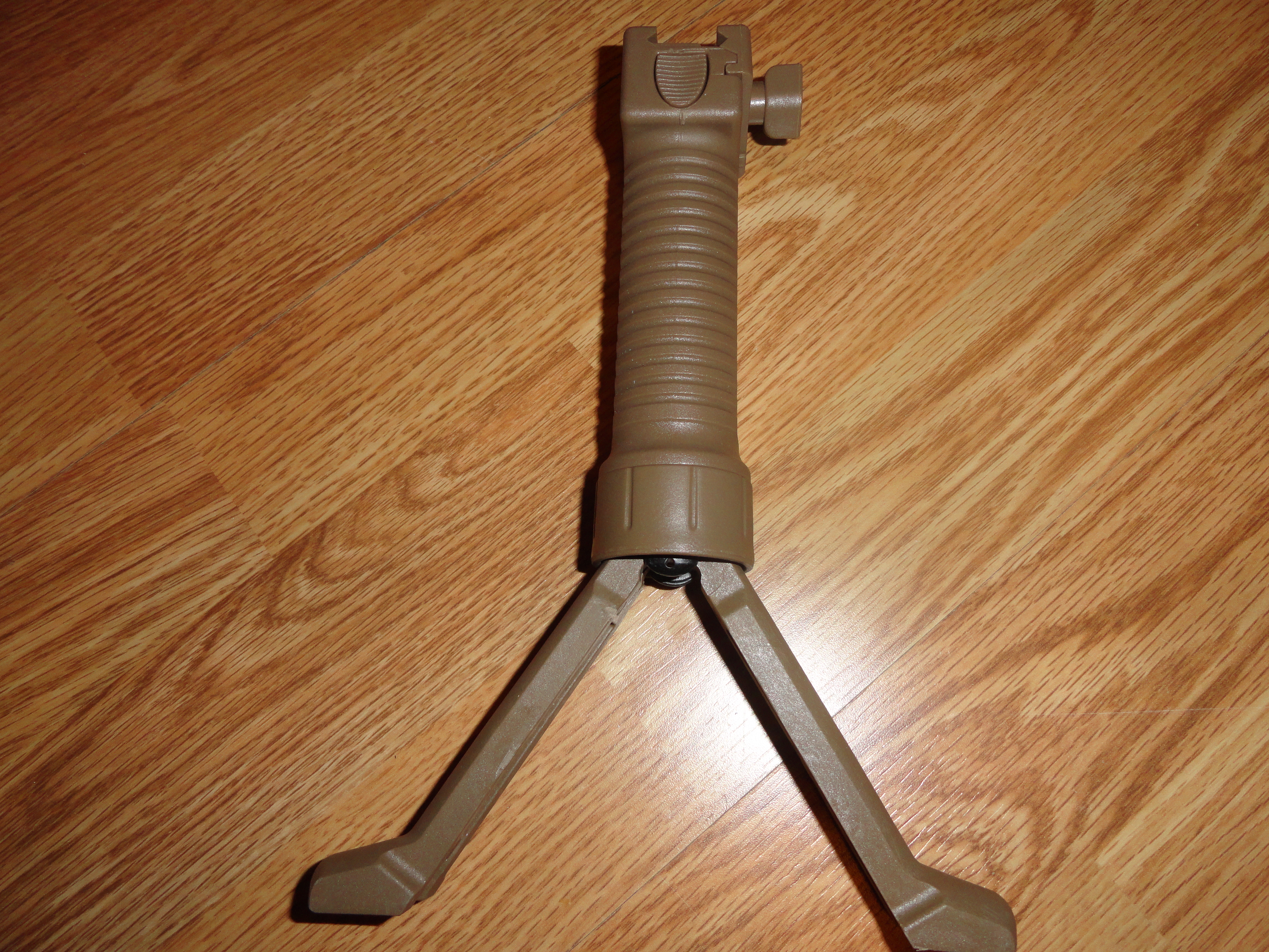 Expandable Bipod Forend Grip - Dark Earth